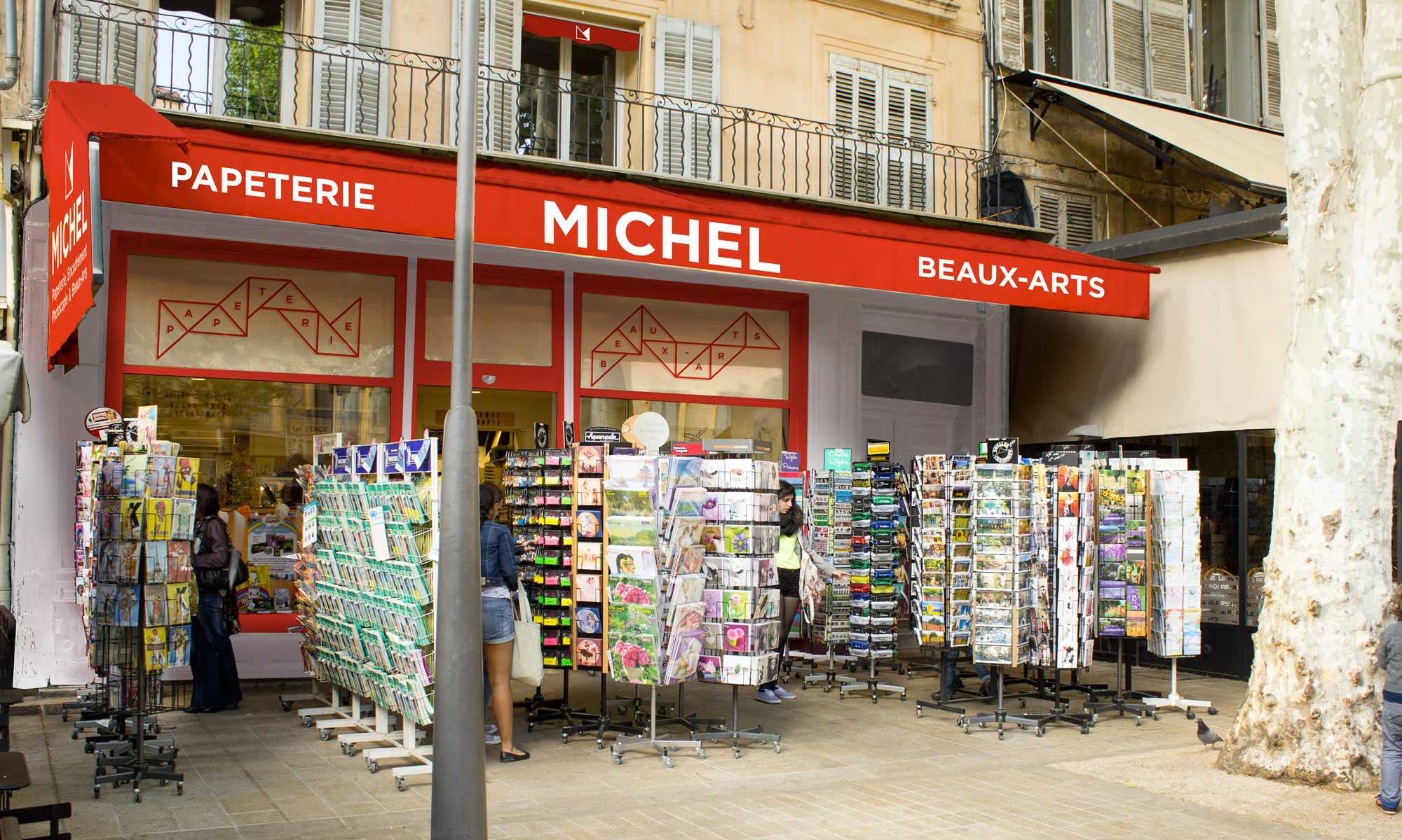 Au-dela_graphic-design_devanture-magasin-papeterie-michel